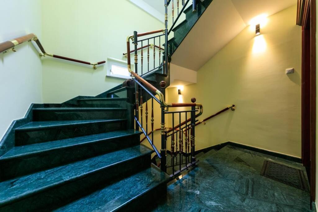 Seafront Apartment Duo Vis Esterno foto