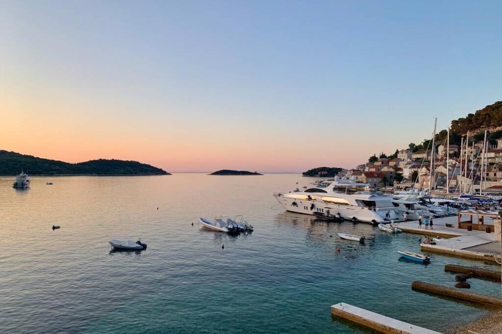 Seafront Apartment Duo Vis Esterno foto