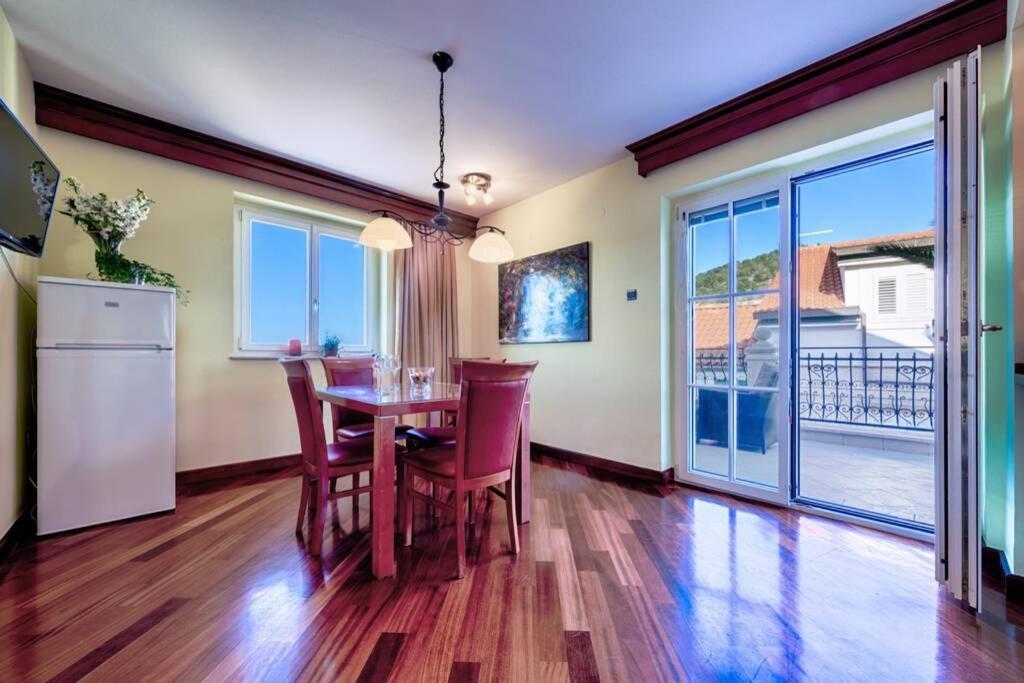 Seafront Apartment Duo Vis Esterno foto